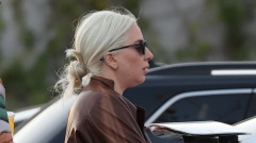 Lady Gaga, în colanți, jachetă și cizme cu toc. A sărbătorit cu pizza la pachet patru ani de relație cu Michael Polansky