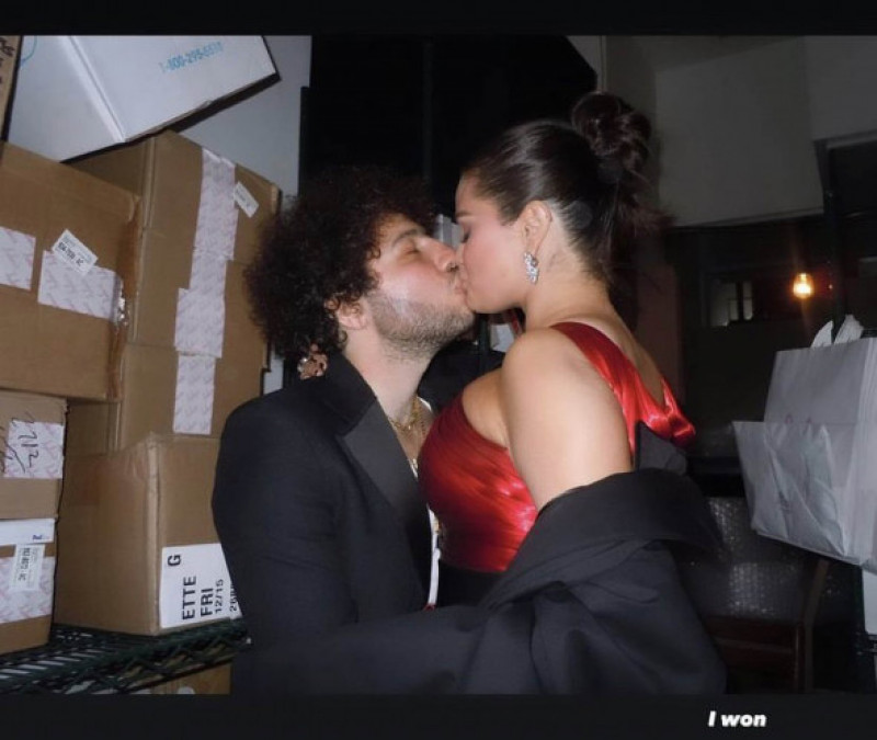 Selena Gomez and Benny Blanco Share Romantic Kiss at 2024 Golden Globes