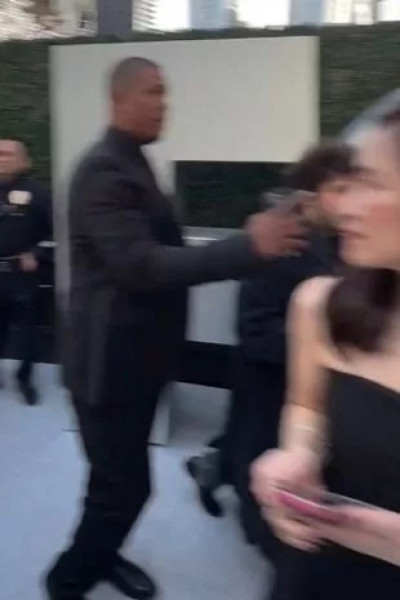 Iubitul Selenei Gomez, escortat de pe covorul roșu de la Emmy/ Foto: Captură video Youtube