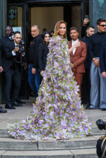 Jennifer Lopez (JLo) arrive au défilé Elie Saab Haute Couture Printemps/Été 2024 dans le cadre de la Fashion Week de Paris (PFW)
