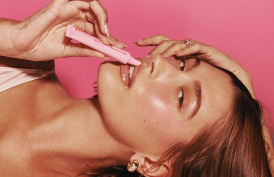 Hailey Bieber in new advertising photoshoot for 'Rhode Peptide Lip Tint' campaign