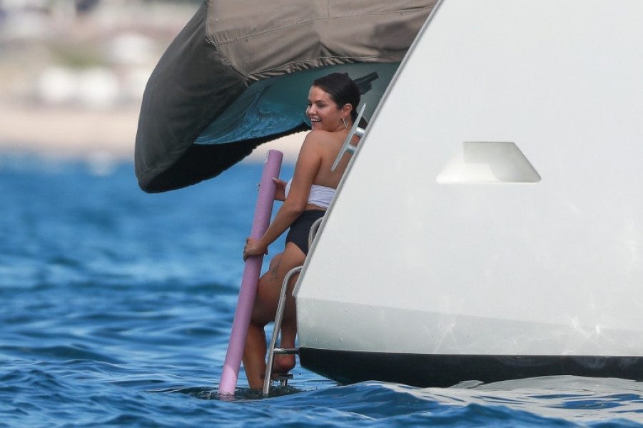 Selena Gomez în costum de baie