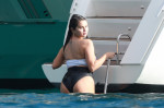 Selena Gomez în costum de baie