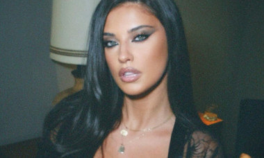 Antonia, fabuloasă într-un body cu decolteu adânc și cizme peste genunchi. Ținuta ei a captat toate privirile fanilor