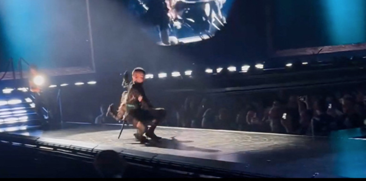 Momentul când Madonna cade cu scaunul în timpul unui concert/ Profimedia