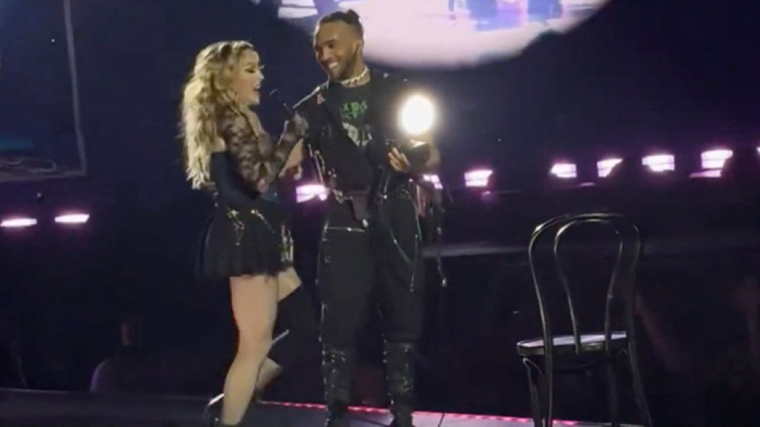 Momentul când Madonna cade cu scaunul în timpul unui concert/ Profimedia