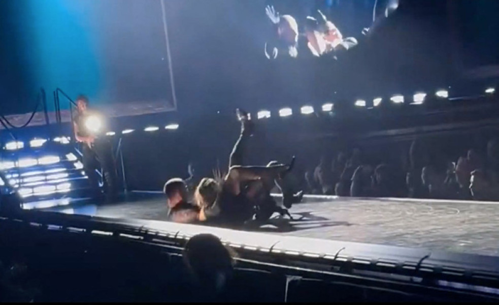 Momentul când Madonna cade cu scaunul în timpul unui concert/ Profimedia