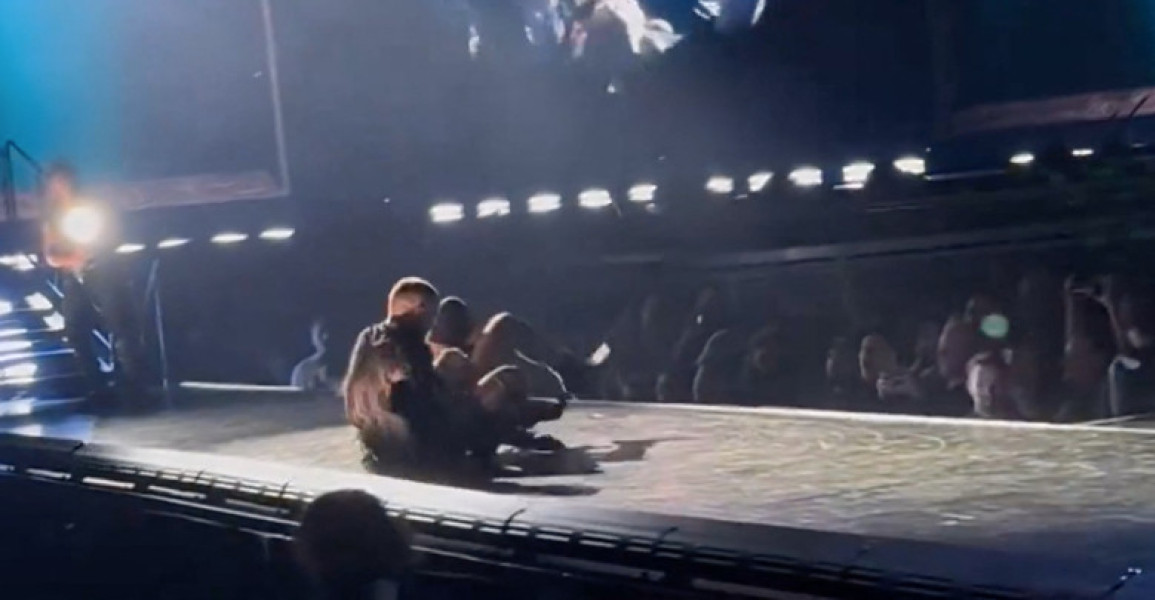 Momentul când Madonna cade cu scaunul în timpul unui concert/ Profimedia