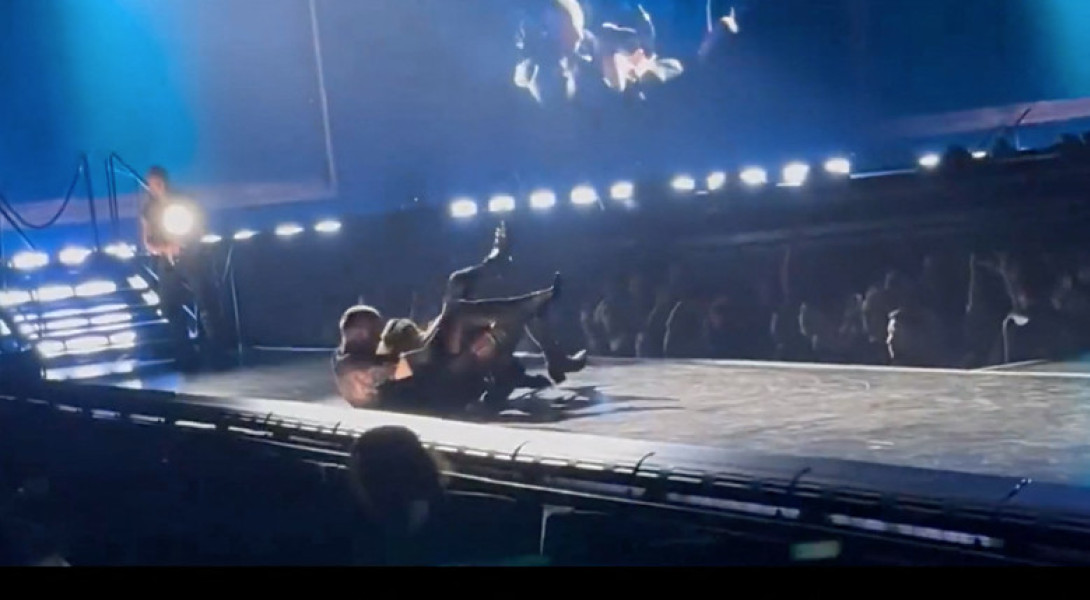 Momentul când Madonna cade cu scaunul în timpul unui concert/ Profimedia