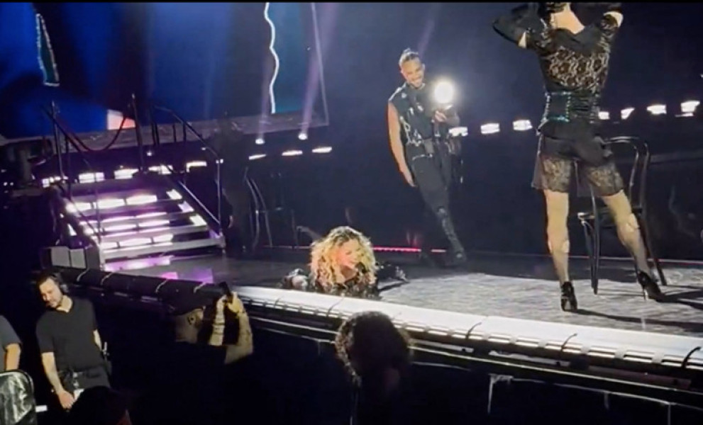 Momentul când Madonna cade cu scaunul în timpul unui concert/ Profimedia