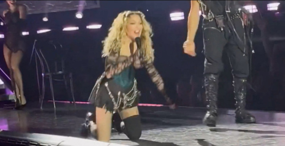 Momentul când Madonna cade cu scaunul în timpul unui concert/ Profimedia