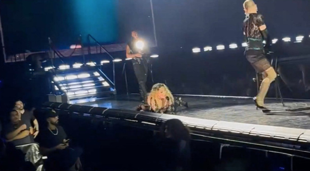 Momentul când Madonna cade cu scaunul în timpul unui concert/ Profimedia