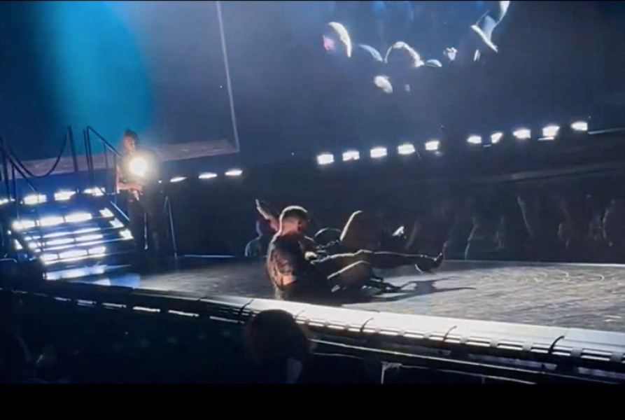 Momentul când Madonna cade cu scaunul în timpul unui concert/ Profimedia
