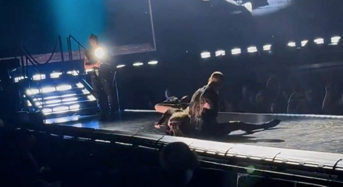 Momentul când Madonna cade cu scaunul în timpul unui concert/ Profimedia