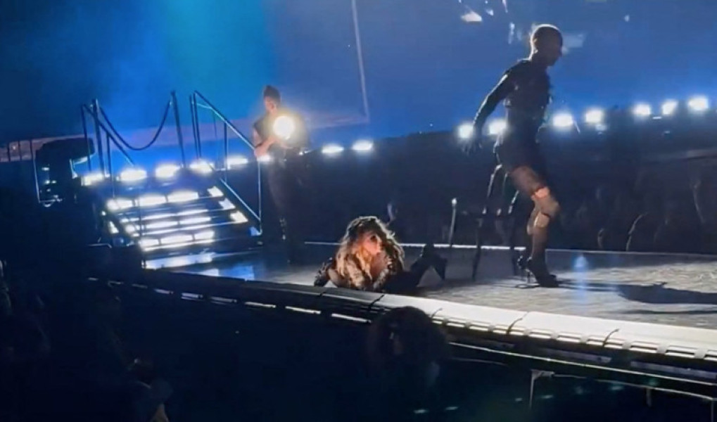 Momentul când Madonna cade cu scaunul în timpul unui concert/ Profimedia