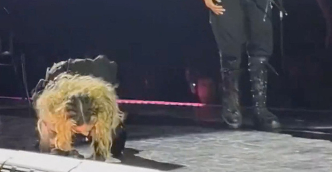 Momentul când Madonna cade cu scaunul în timpul unui concert/ Profimedia