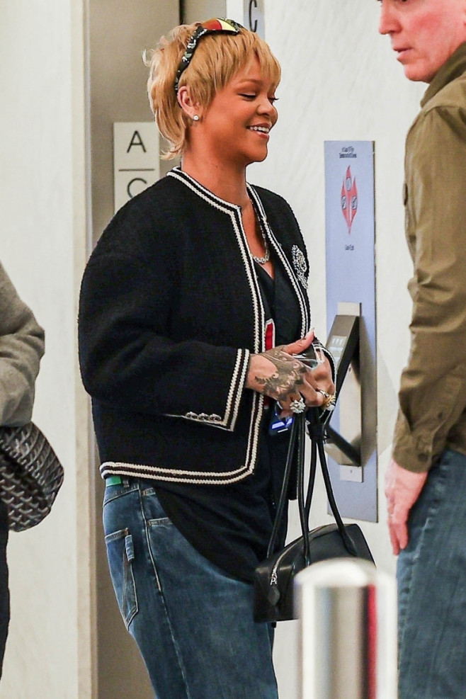 *PREMIUM-EXCLUSIVE* Rihanna steps out with new hairstyle while heading to a meeting in Santa Monica!