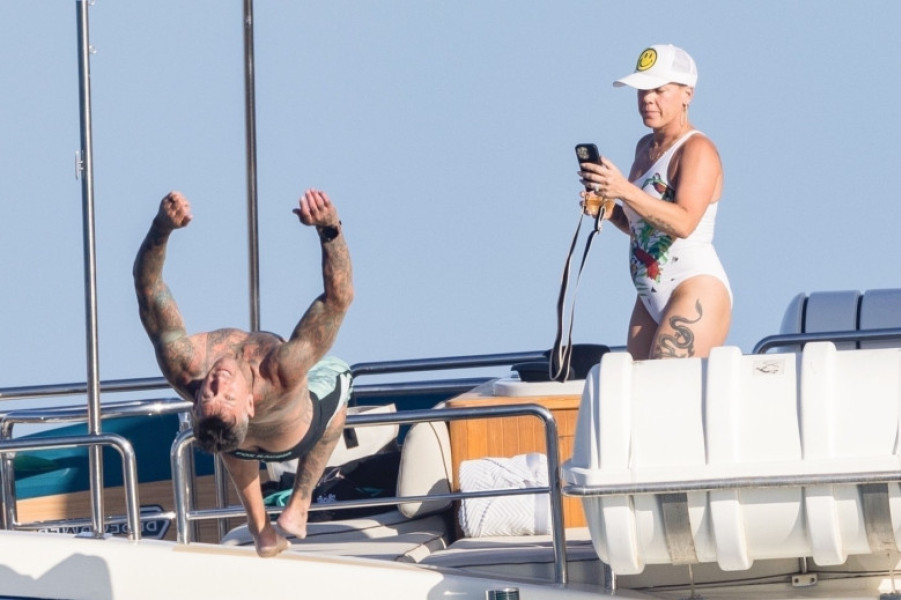 Pink, fotografiată în costum de baie, pe un iaht / Profimedia Images