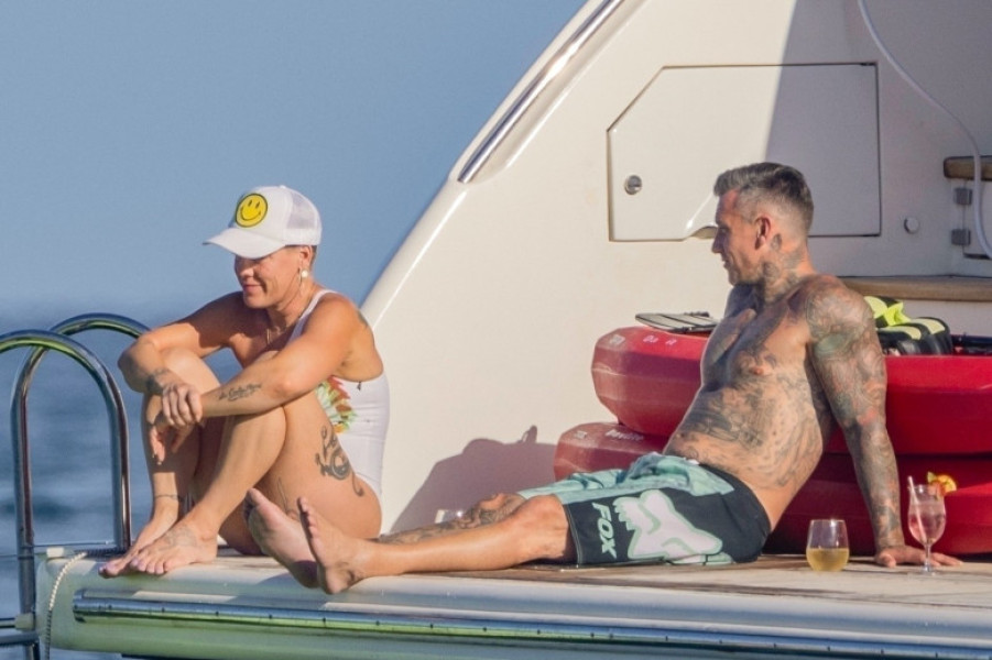 Pink, fotografiată în costum de baie, pe un iaht / Profimedia Images