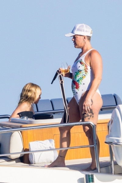 Pink, fotografiată în costum de baie, pe un iaht / Profimedia Images