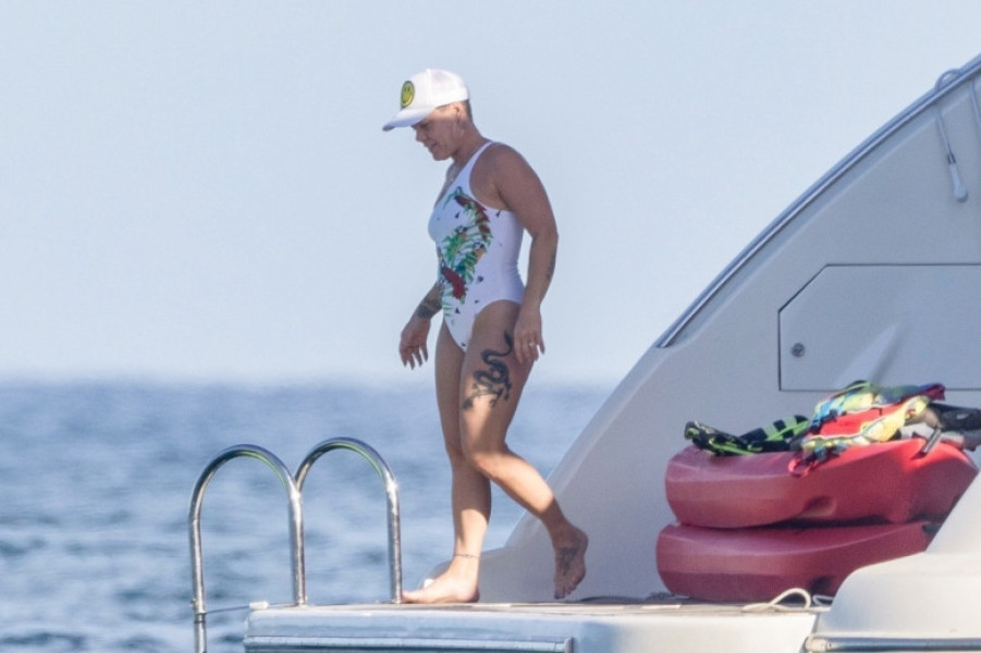 Pink, fotografiată în costum de baie, pe un iaht / Profimedia Images