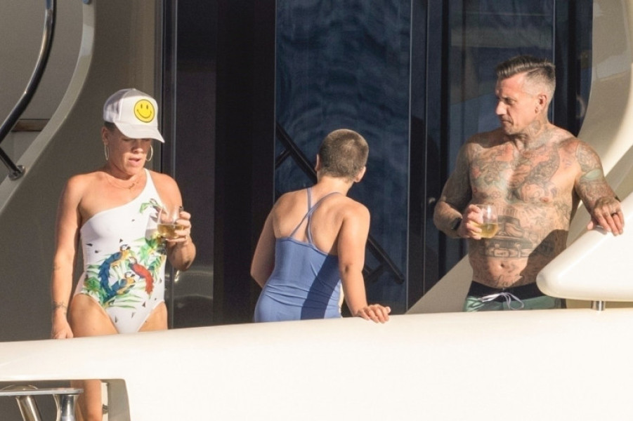 Pink, fotografiată în costum de baie, pe un iaht / Profimedia Images