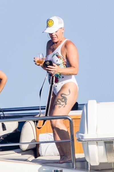 Pink, fotografiată în costum de baie, pe un iaht / Profimedia Images