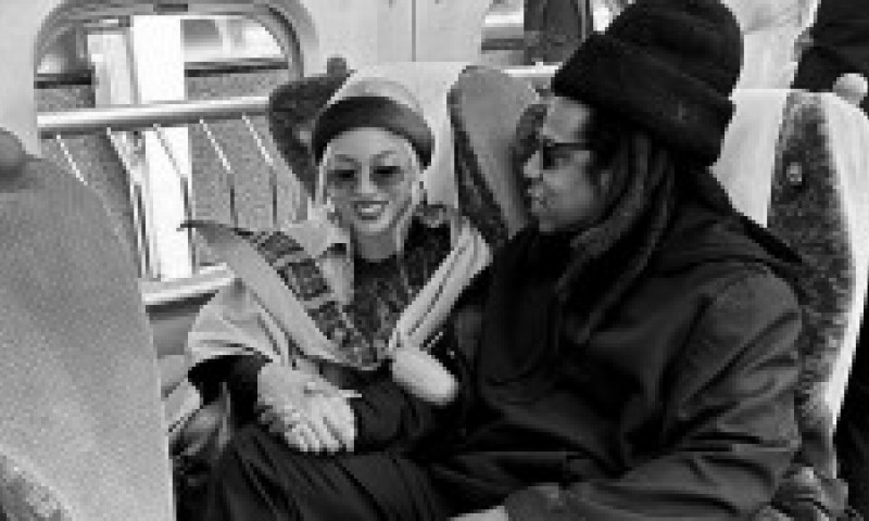 Beyonce și Jay-Z, ca doi oameni obișnuiți în Japonia. S-au îmbrăcat elegant și au vizitat obiectivele turistice cu trenul