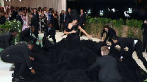 Cardi B, într-o rochie uriașă la Met Gala 2024. Artista a avut nevoie de nouă asistenți să o ajute cu trena