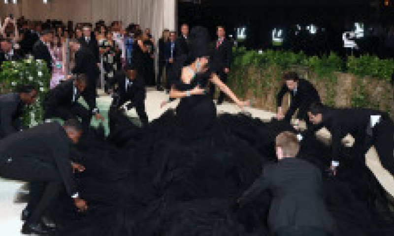 Cardi B, într-o rochie uriașă la Met Gala 2024. Artista a avut nevoie de nouă asistenți să o ajute cu trena