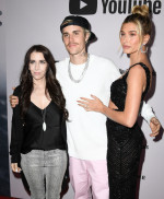 Pattie Mallette, împreună cu Justin și Hailey Bieber/ Profimedia