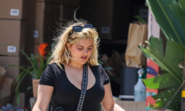 Bebe Rexha, într-o zi obișnuită, fără machiaj de scenă. A ieșit la plimbare cu simpaticul ei cățel, pe străzile din Los Angeles