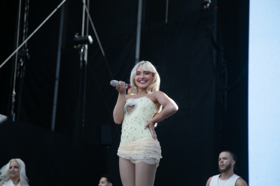 Galerie Foto Sabrina Carpenter& noua senzație a muzicii pop& întro rochie minuscul& pe scen
