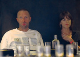 Dakota Johnson, la concertul Coldplay de la Glastonbury, după zvonurile privind despărțirea de Chris Martin. Imaginile sunt virale