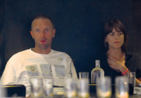 Dakota Johnson, la concertul Coldplay de la Glastonbury, după zvonurile privind despărțirea de Chris Martin. Imaginile sunt virale