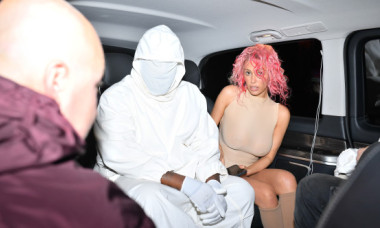 Bianca Censori, o nouă apariție extravagantă, la brațul lui Kanye West. Ținuta ei super transparentă a atras toate privirile