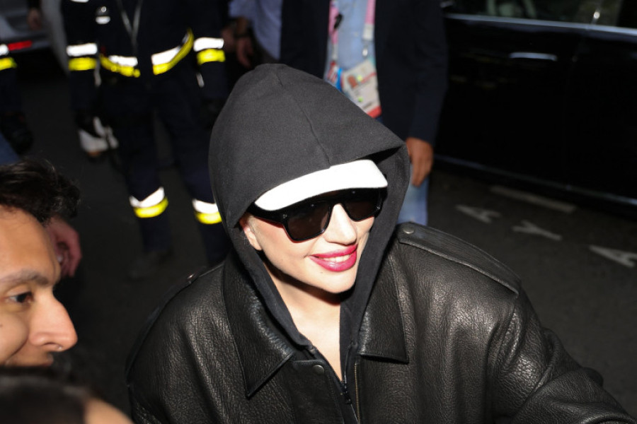 Lady Gaga returns to see her fans at her hotel in Paris