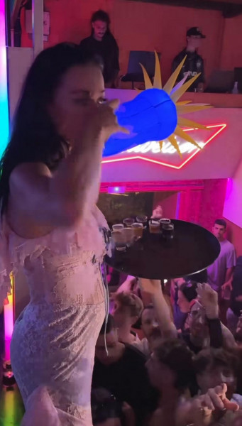 Momentul când Katy Perry se sărută cu un fan în club, în timp ce împarte băuturi alcoolice tuturor/ Foto: Instagram