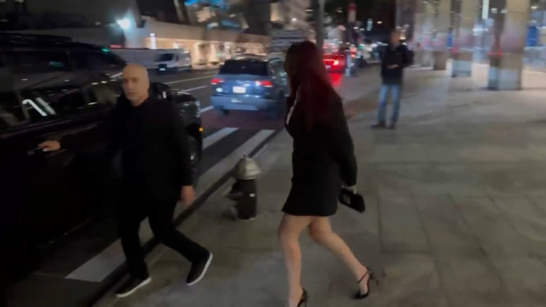 *PREMIUM-EXCLUSIVE* Selena Gomez Gives Homeless Man $20 for Food in NYC