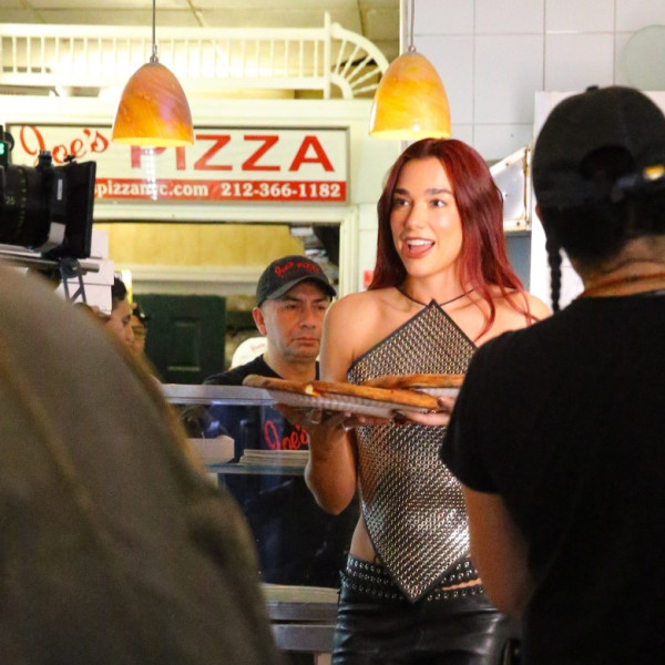 Dua Lipa gets a snack at Joe's Pizza in New York