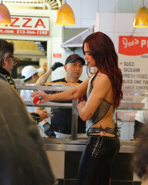 Dua Lipa gets a snack at Joe's Pizza in New York