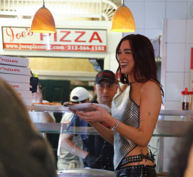 Dua Lipa gets a snack at Joe's Pizza in New York