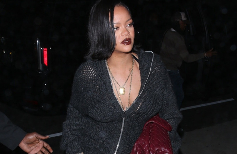 Rihanna Spotted Arriving at Giorgio Baldi: Photographer's Flashes Startle Star at Dinner!
