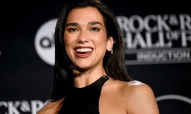 Dua Lipa, în rochie de piele decupată până la șolduri pe ambele părți, combinată cu dresuri plasă și multă îndrăzneală