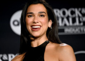 Dua Lipa, în rochie de piele decupată până la șolduri pe ambele părți, combinată cu dresuri plasă și multă îndrăzneală