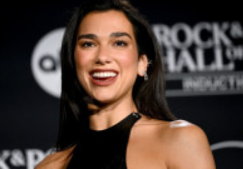 Dua Lipa, în rochie de piele decupată până la șolduri pe ambele părți, combinată cu dresuri plasă și multă îndrăzneală