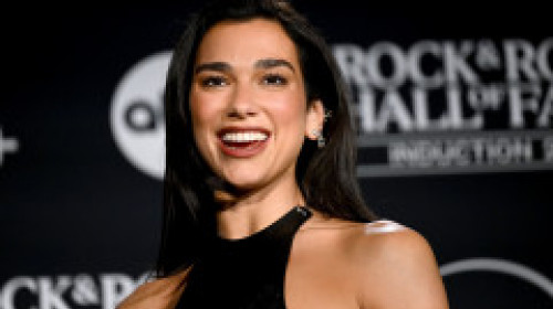 Dua Lipa, în rochie de piele decupată până la șolduri pe ambele părți, combinată cu dresuri plasă și multă îndrăzneală