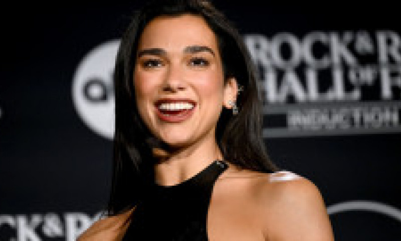 Dua Lipa, în rochie de piele decupată până la șolduri pe ambele părți, combinată cu dresuri plasă și multă îndrăzneală