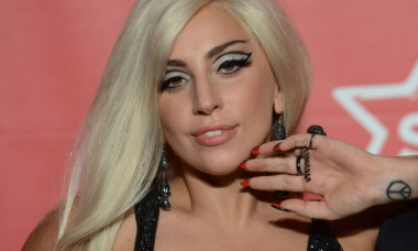 Lady Gaga, fabuloasă în pantaloni mulați și pe tocuri amețitor de înalte, la cină cu logodnicul. Toți ochii au fost pe ea