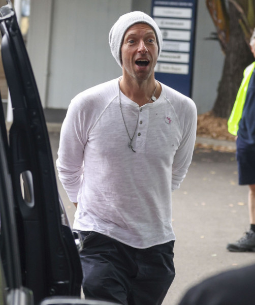EXCLUSIVE: *NO DAILYMAIL ONLINE* Premium Exclusive Rates Apply - Call For Fees: Kissing Australia Goodbye! Coldplay's Chris Martin Kisses The Tarmac Before Boarding A Private Jet Flight To NZ, After Charming His Sydney Fans With An Impromptu Farewell Meet